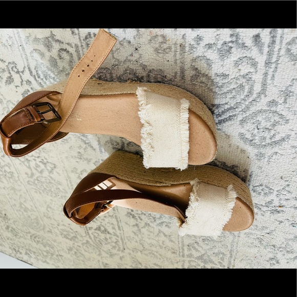 Platform sandals - Picture 2 of 3